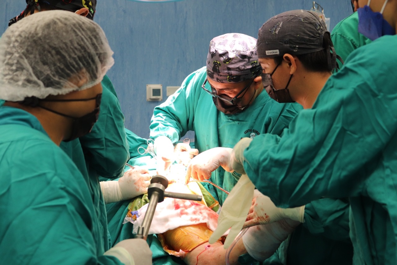 Equipo de traumatología colocó prótesis total de cadera a una paciente de 67 años de edad